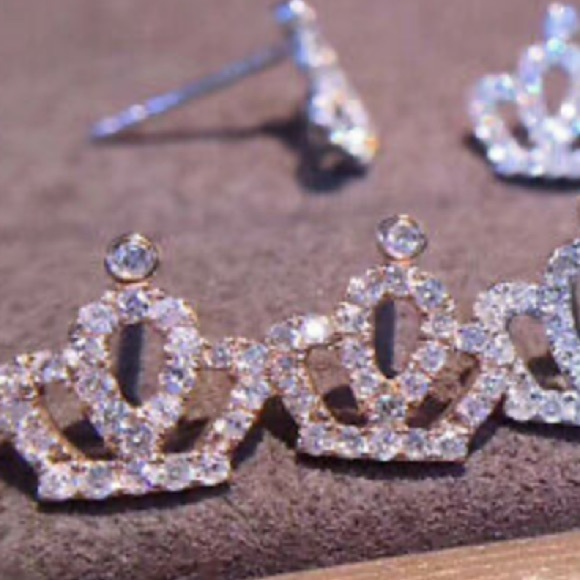 New 18k gold plated Crown Diamond Stud Earrings - Picture 2 of 2